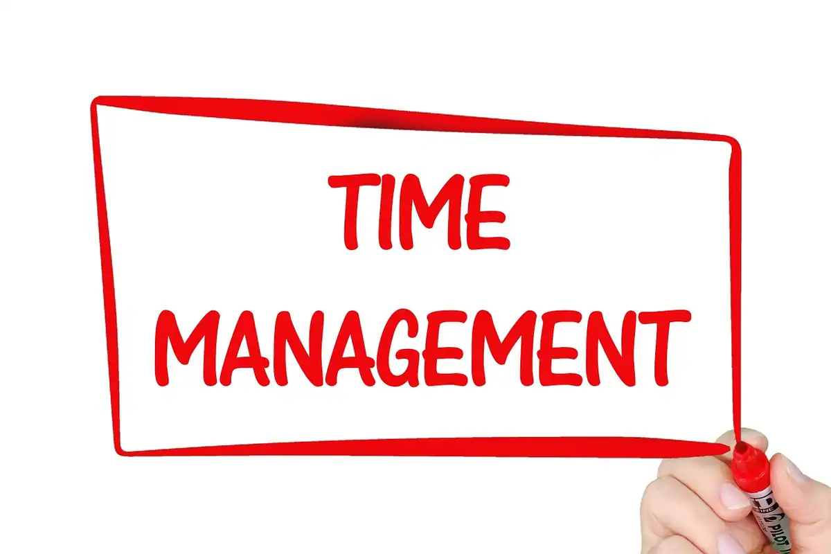 Ceas și program de lucru pe o notiță, ilustrând gestionarea timpului la un contract part-time