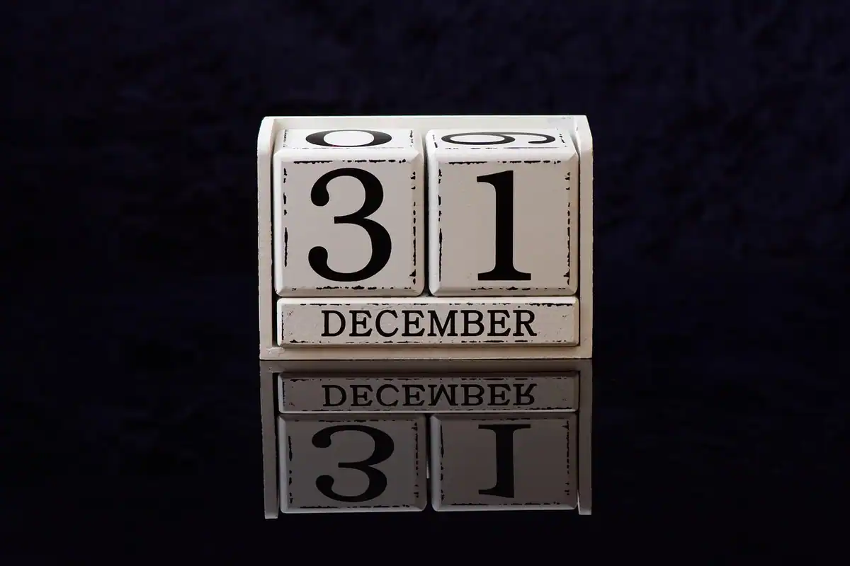 Calendar cu sfârșit de an și artificii luminoase, pentru data de încheiere a unui contract