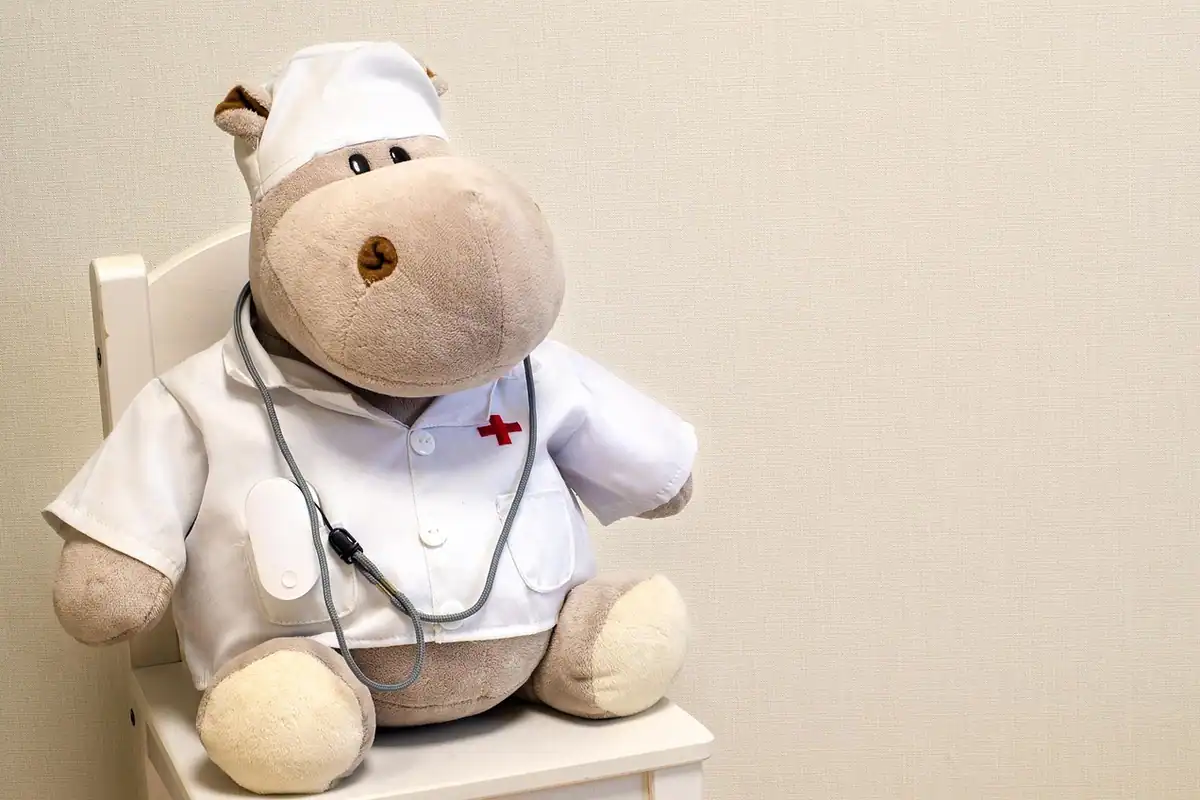 Jucărie în formă de hipopotam doctor, cu pulsoximetru, pentru tema concediului medical