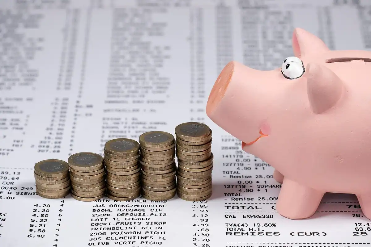 Pușculiță cu monede și bancnote de euro, pentru costurile unui proces de muncă