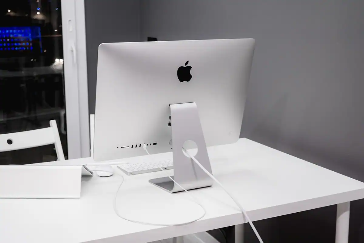 Birou luminos cu computer, caiet și masă de lucru pentru echipă
