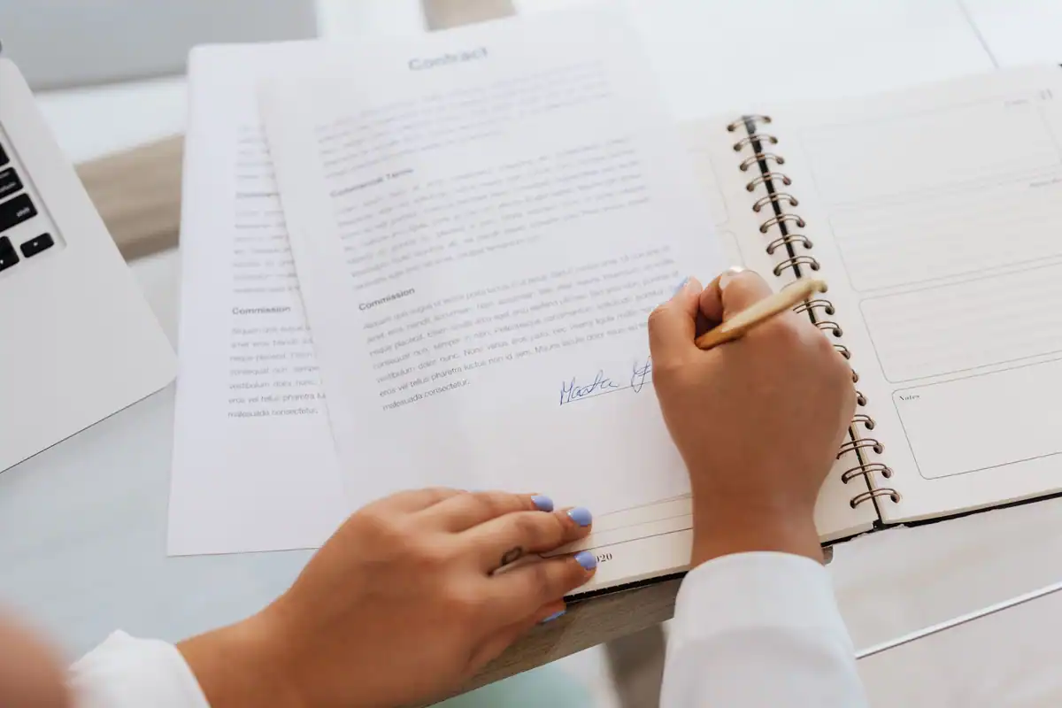 Avocat care semnează documente într-un birou elegant de avocatură