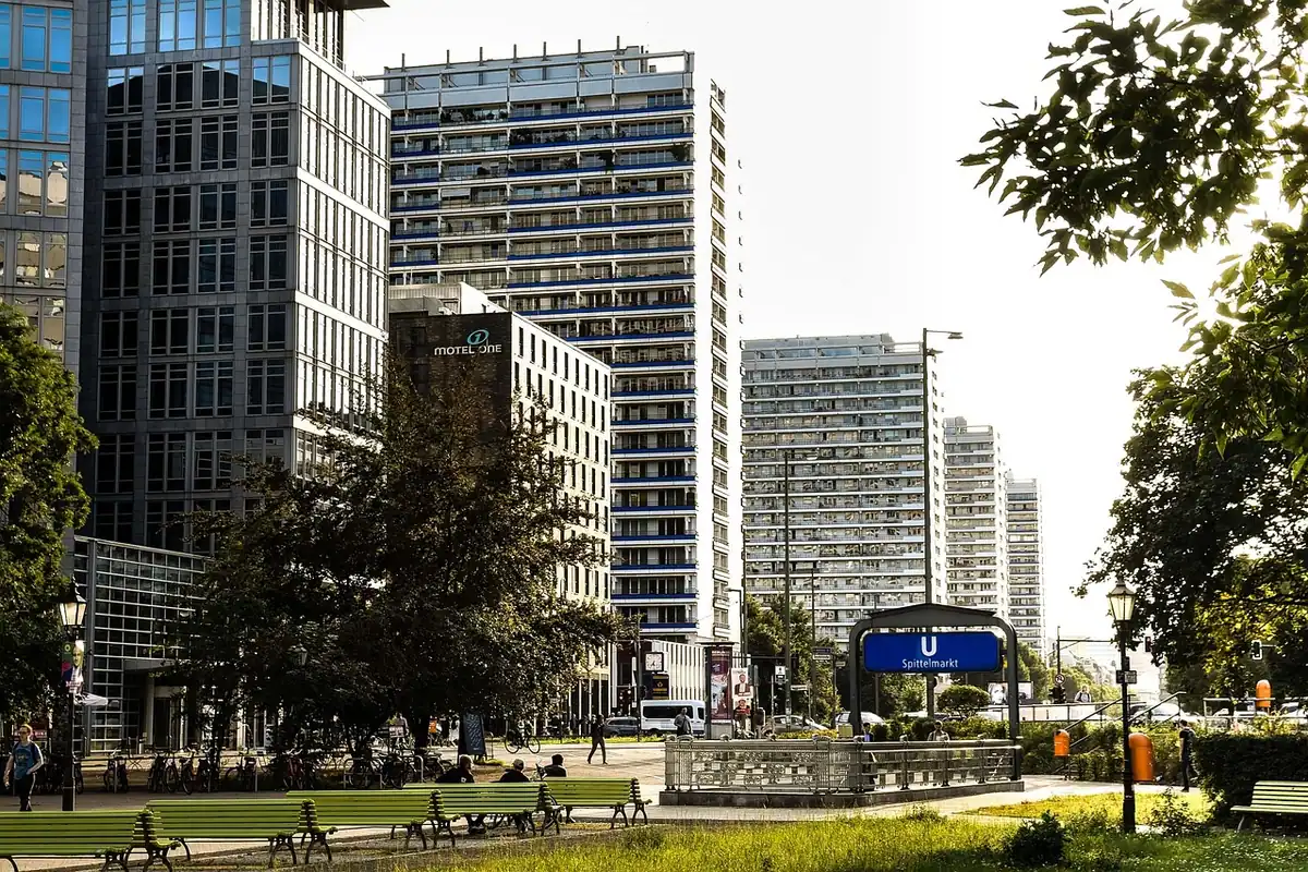 Clădire de birouri cu fațadă de sticlă și linii moderne, văzută de pe o stradă din oraș