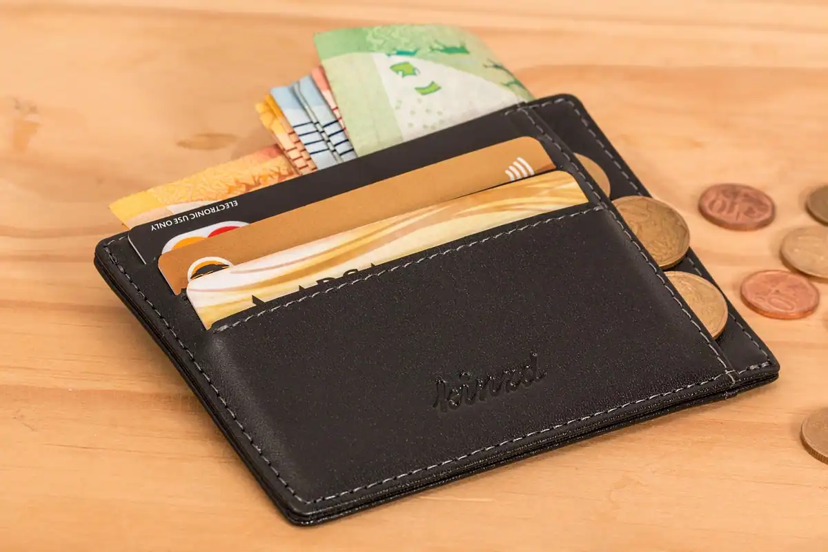 Portofel cu card bancar, bancnote și monede, pentru plata salariului în numerar sau pe card