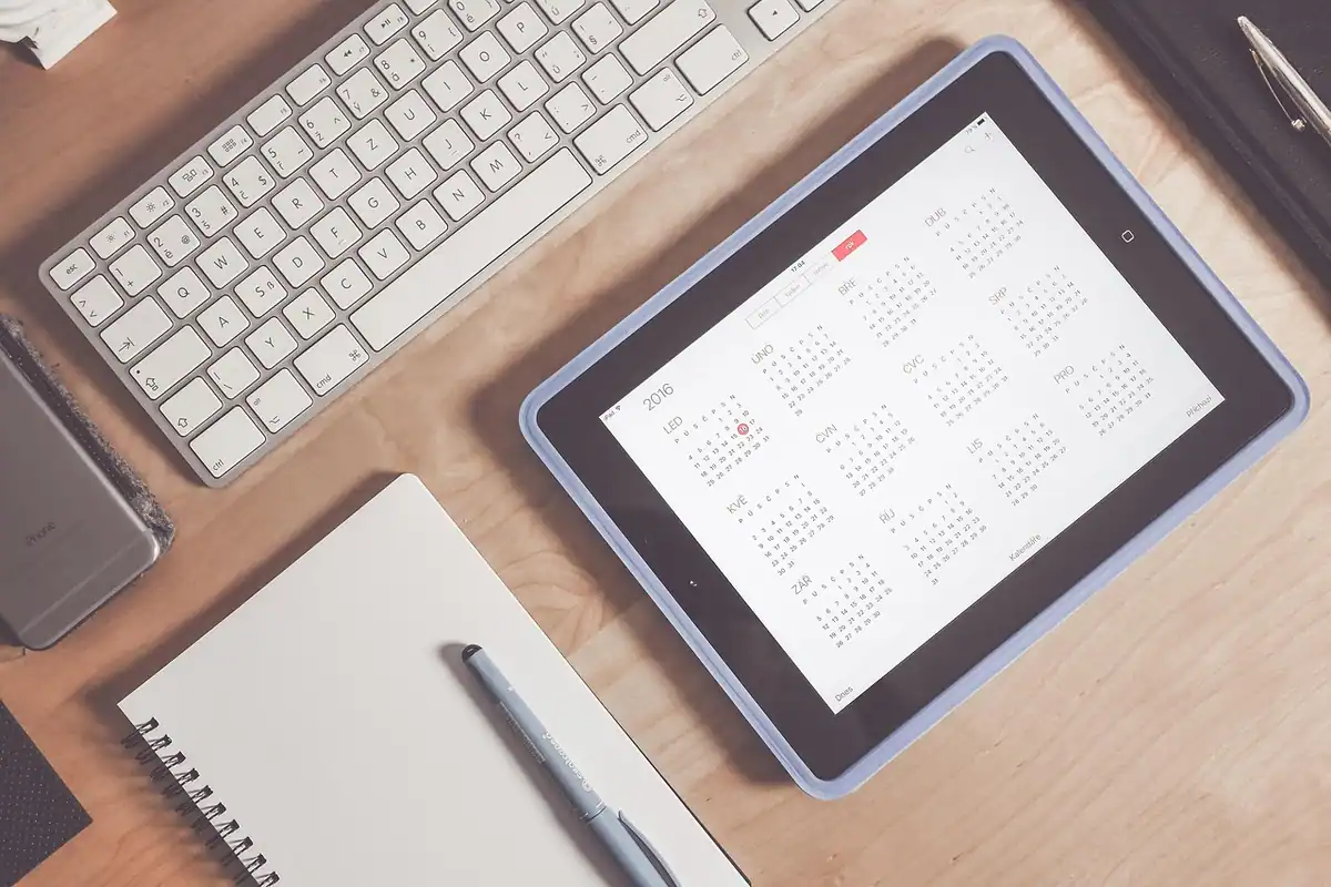 Tabletă cu calendar și tastatură pe birou, pentru numărarea zilelor de preaviz