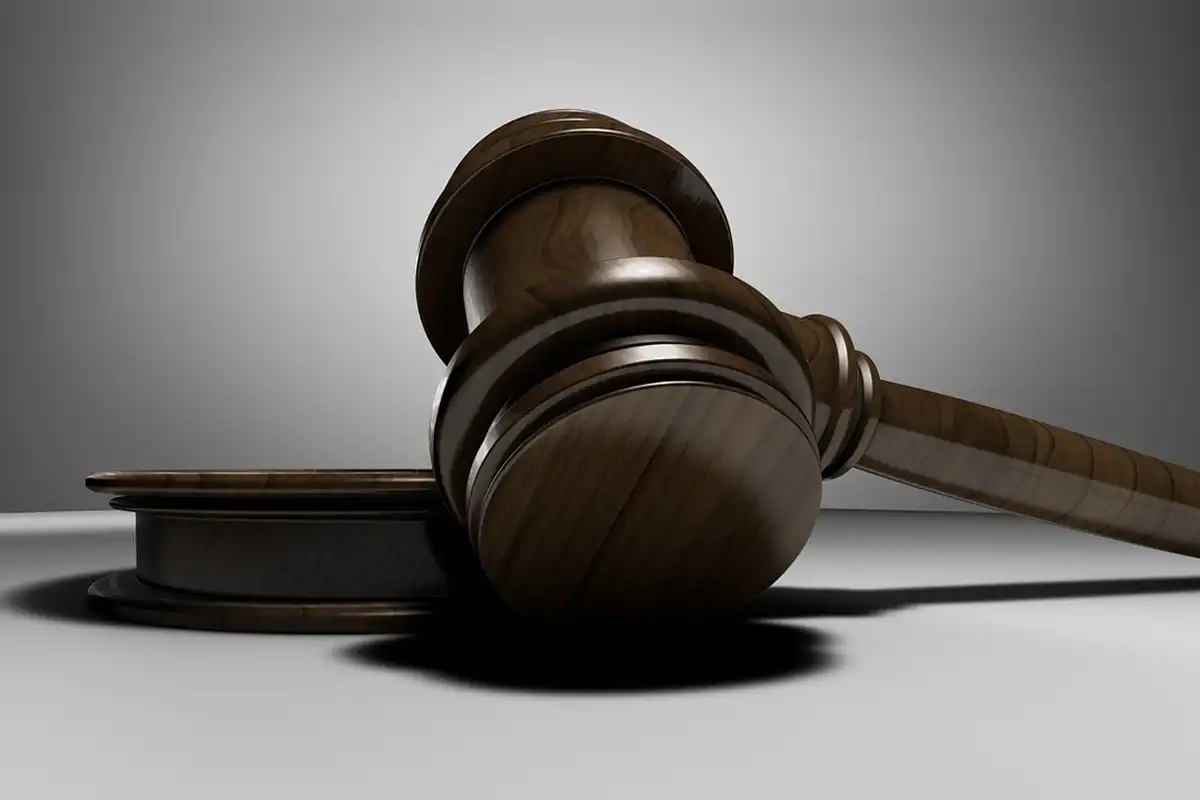 Ciocan de judecător așezat pe un birou, simbol al justiției