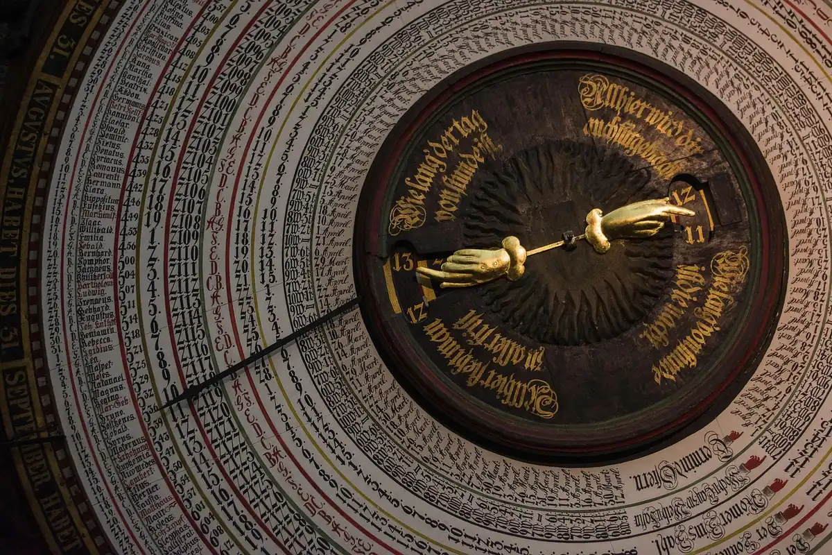 Ceas astronomic istoric dintr-o biserică, cu cadran, acele și calendarul în detaliu
